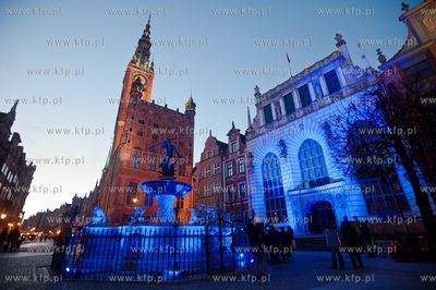 Gdansk. Dlugi Targ. Podswietlone na niebiesko Fontanna...