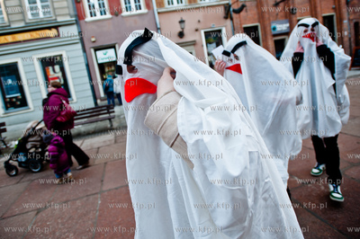 Gdansk. Ul. Dluga. Akcja pt. Nie daj sie pochlonac,...