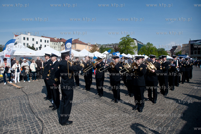 Gdansk. Targ Weglowy. Wielki Festyn Rodzinny, swietujacy...