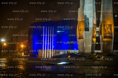 Gdansk. Podswietlona na niebiesko z okazji obchodow...