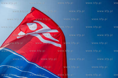 Gdańsk. Czerwona flaga na kąpielisku miejskim w Brzeźnie,...