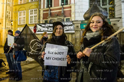 Gdańsk. Długi Targ. Pikieta - Solidarnie przeciwko...