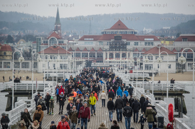 Sopot. Molo. Niedzielni spacerowicze, ktorych nie odstrasza...