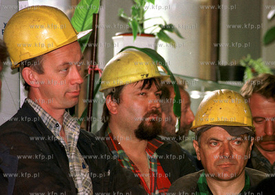 Wiec w Stoczni Gdanskiej w sali BHP po decyzji sadu...