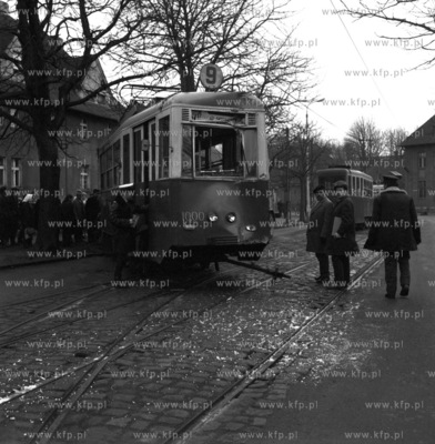 Wypadek tramwaju linii 9 na ul Teofila Lenartowicza...