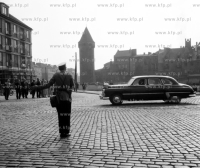 Milicjant kieruje ruchem na rogu ul. Kowalskiej, Podwala...