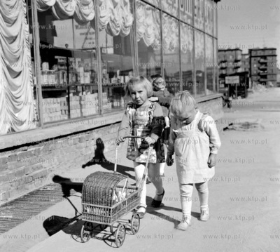 Dzieci na gdynskiej ulicy. 1963 0000260z Fot. Zbigniew...