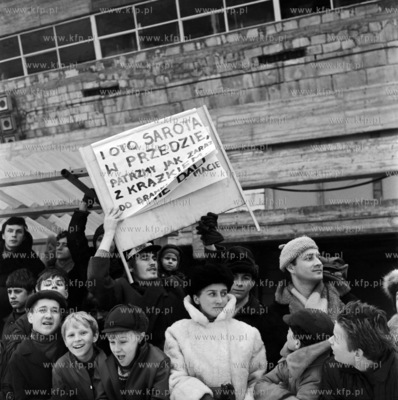 Mecz hokejowy prasa aktorzy na odkrytym lodowiskou...