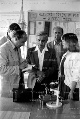 Komisja z wizyta w pszczelej farmie prawdopodobnie...