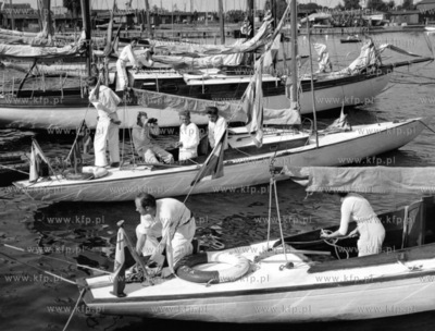 Jednostki Jacht Klubu Polsdki w basenie Mariusza Zaruskiego...