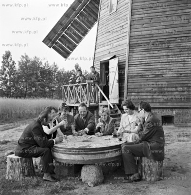 Gospoda "Pod Wiatrakiem" w Pszczolkach. 
07.06.1971
z0000501_czerwiec1971
1czerwiec71_z.kosycarz_p
Fot....