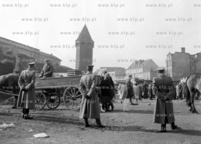 Kontrola Milicji Obywatelskiej na targowisku obok Hali...