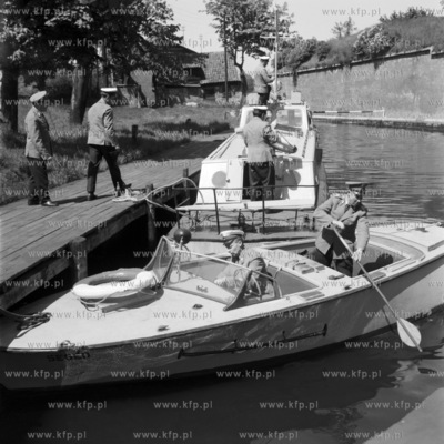 Motorówka patrolu milicji z  Komisariatu Wodnego MO...