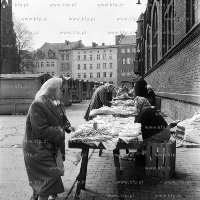 Handel warzywami i owocami obok Hali Targowej w Gdańsku....