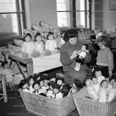 W pracowni lalkarskiej. (lata60). 1960 0007962z Fot....