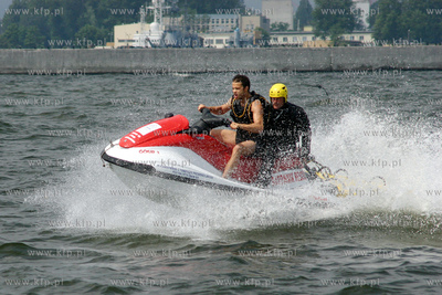 Aktor Maciej Zakoscielny plywa na skuterze wodnym po...