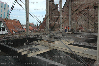 Odbudowa kosciola Sw. Katarzyny w Gdansku. Nz. Robotnicy...