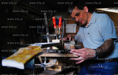 Walenty Rybak, tworca jedynych na swiecie gitar inkrustowanych...