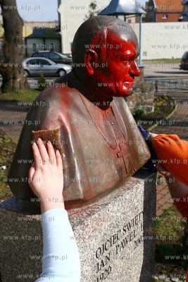 Swinoujscie. W nocy nieznani sprawcy pomalowali czerwona...