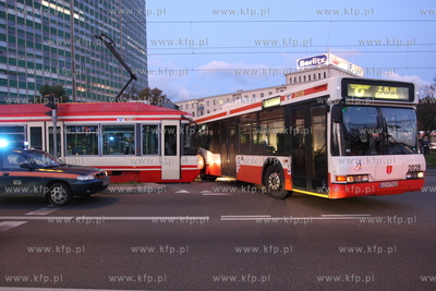 Zderzenie tramwaju numer 2 z autobusem komunikacji...