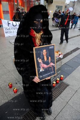 Gdansk. Wejscie do CH Galeria Baltycka. Manifestacja...