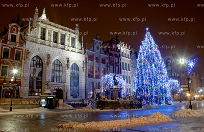 Zimowo - nocny Gdansk. Nz. Dlugi Targ, z Dworem Artusa...