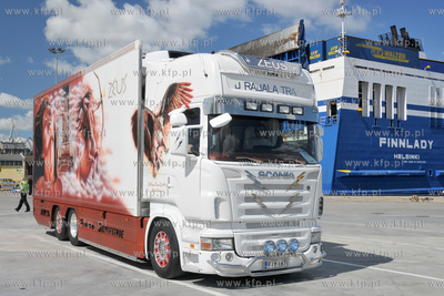 Promem linii FINNLINES przyplynely do gdynskiego portu...