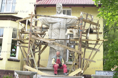Z centrum Ustki wywieziono ponad 6 metrowy pomnik Chrystusa...