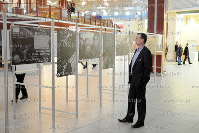 Wystawe fotosow z planu zdjeciowego filmu "CZARNY CZWARTEK....