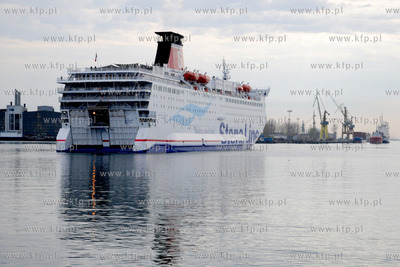 Prom Stena Spirit doplywa do przystani promowej Stana...