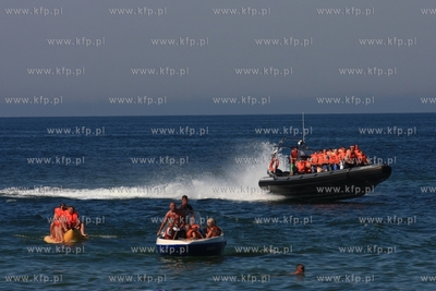 Upaly przyciagaja tysiace turystow na plaze we Wladyslawowie....