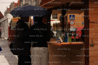 Czeste opady nie pozwalaja w pelni cieszyc sie trwajacym...