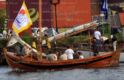 Gdansk. V Zlot Oldtimerow w Marinie Gdanskiej. Parada...