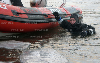 Akcja ratowania wedkarzy dryfujacych na krze w poblizu...