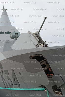 Do gdanskiego portu przypynal niecodzienny okręt HSwMS...