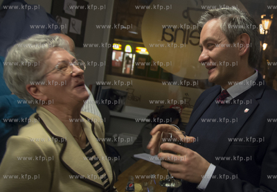 Wieczor wyborczy w sztabie kandydata na prezydenta...