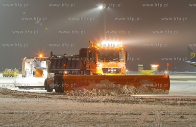 Zima na gdanskim lotnisku. Nz. Pojazdy Akcji Zima....