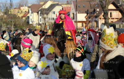 Orszak Trzech Kroli na ulicach Chojnic. 06.01.2015...