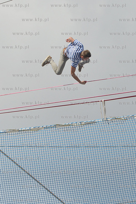 25 metrow nad pokladem Daru Mlodziezy zacumowanym przy...