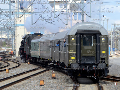 Przejazd pociagiem specjalnym, ciagnietym przez parowoz...