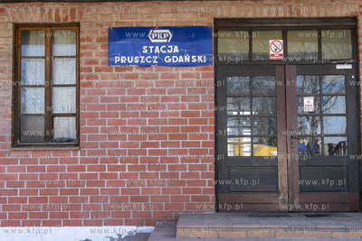 Budynek dworca PKP przy ulicy Dworcowej w Pruszczu...