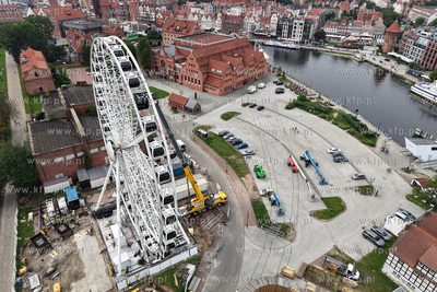 Demontaż koła widokowego Amber Sky na wyspie Ołowianka...