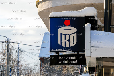 Logo banku PKO przy ulicy Wojska Polskiego w Pruszczu...