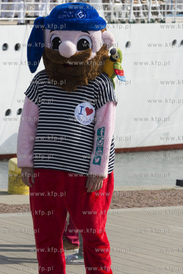 Dar Młodzieży wpływa do Nabrzeża Pomorskiego w...