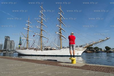 Brazylijska fregata Cisne Branco wpływa do Nabrzeża...