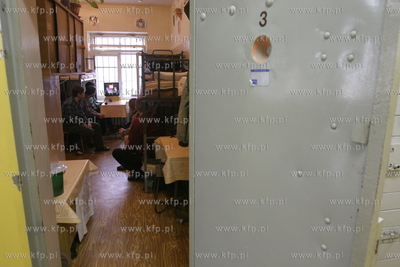 Areszt Sledczy w Gdansku. Wiezniowie ogladajacy w telewizji...