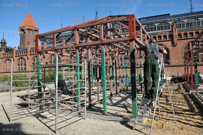 Budowa nowych 18 pawilonow straganow na targowisku...