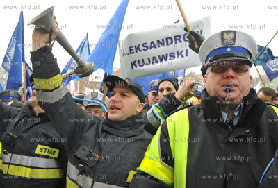 Pikieta sluzb mundurowych w Gdansku, przeciwko projektowi...