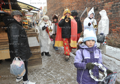 Kolednicy ze szkoly muzycznej w Leborku na ulicach...