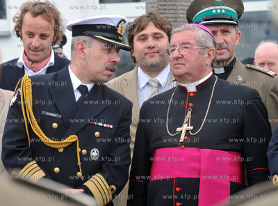 Uroczystosc nadania imienia i podniesienia bandery...